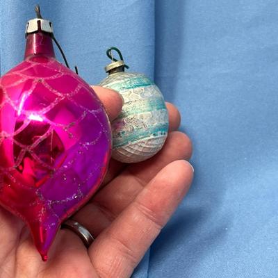 Lot 402 Vintage ornaments #76