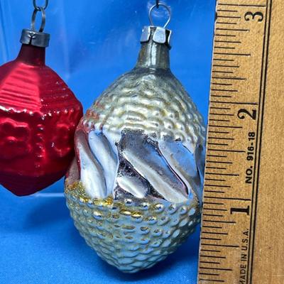 Lot 404 Vintage ornaments #77