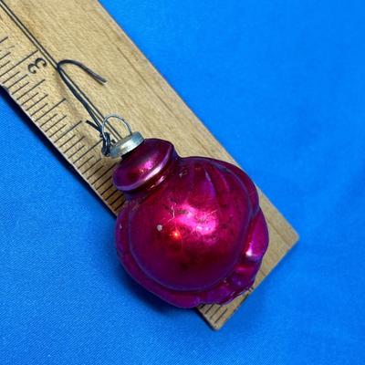 Lot 405 Vintage ornaments #78