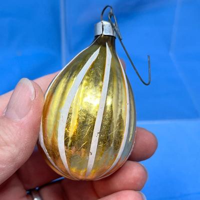 Lot 405 Vintage ornaments #78