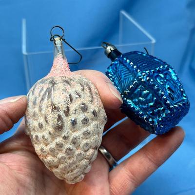 Lot 406 Vintage ornaments #79