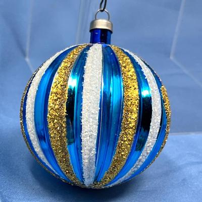 Lot 409 Vintage ornaments #81