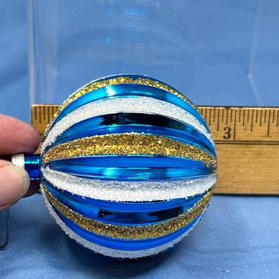 Lot 409 Vintage ornaments #81