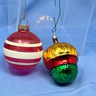 Lot 413 Vintage ornaments #82
