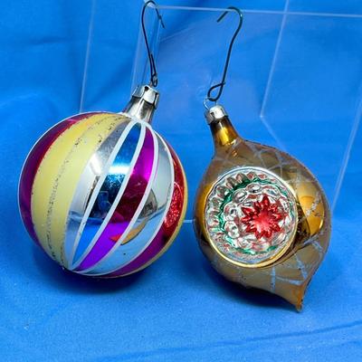 Lot 414 Vintage ornaments #83