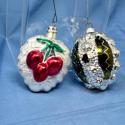 Lot 416 Vintage ornaments #85