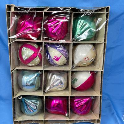 Lot 425 Box of Fancy ornaments