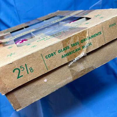 Lot 426 Box of mixed ornaments