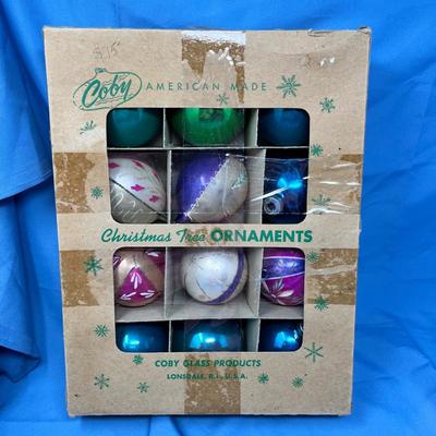 Lot 426 Box of mixed ornaments