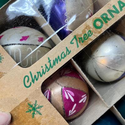 Lot 426 Box of mixed ornaments
