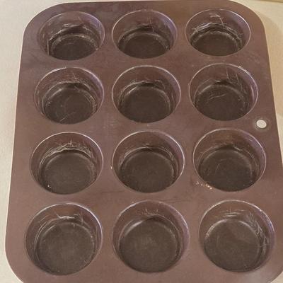 Mixed Kitchen Lot - Gold Tone Tray, Muffin Tins, and Plastic Storage Bowls