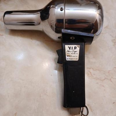 Curling iron, with hair and makeup accessories and a duffle bag with net ends for traveling or leisure