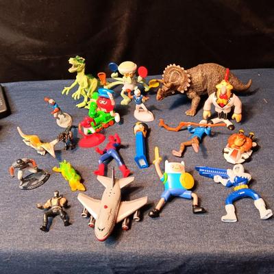 ASSORTMENT OF SMALL TOYS