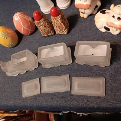 6 PIECE FROSTED GLASS TRAIN CANDLE HOLDERS AND 4 SETS OF SALT/PEPPER SHAKERS