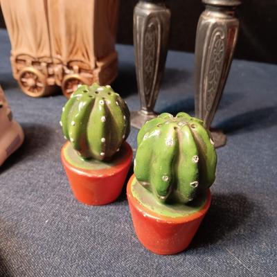 6 SETS OF SALT/PEPPER SHAKERS