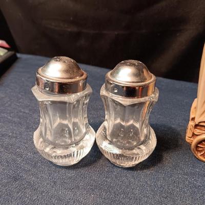 6 SETS OF SALT/PEPPER SHAKERS