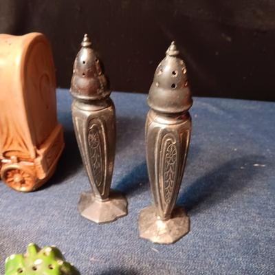 6 SETS OF SALT/PEPPER SHAKERS