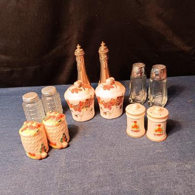 6 SETS OF SALT/PEPPER SHAKERS