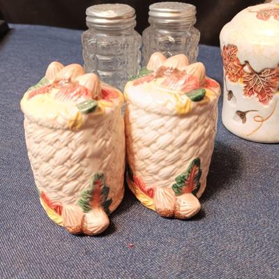6 SETS OF SALT/PEPPER SHAKERS