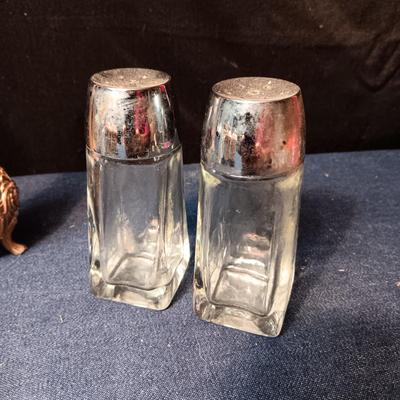 6 SETS OF SALT/PEPPER SHAKERS