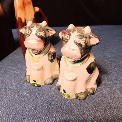4 SETS OF SALT/PEPPER SHAKERS, MINUTE TIMER AND A SINGLE ROOSTER SHAKER