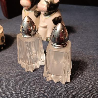 4 SETS OF SALT/PEPPER SHAKERS, MINUTE TIMER AND A SINGLE ROOSTER SHAKER
