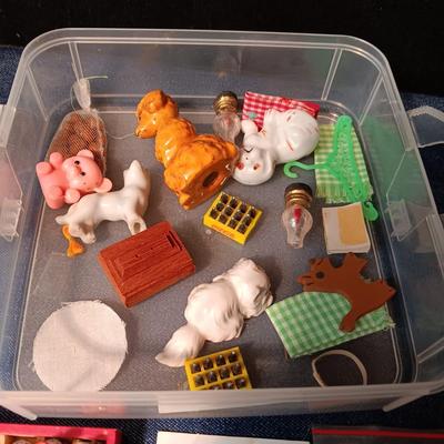 ORGANIZING CONTAINER FULL OF MINIATURE ITEMS