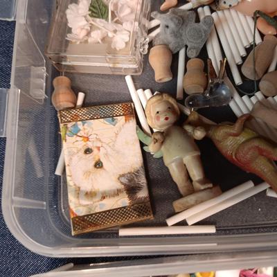 ORGANIZING CONTAINER FULL OF MINIATURE ITEMS