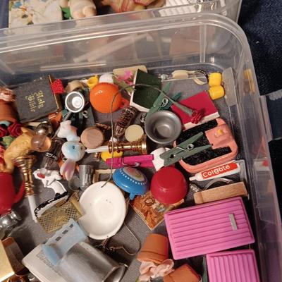 ORGANIZING CONTAINER FULL OF MINIATURE ITEMS