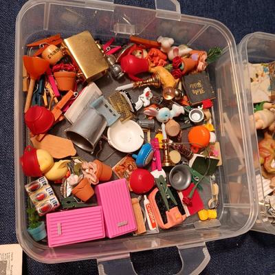 ORGANIZING CONTAINER FULL OF MINIATURE ITEMS