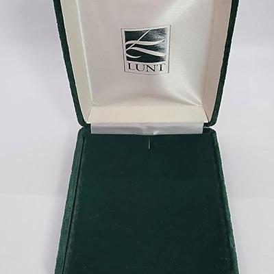 LOT 8:: 2001 Lunt Sterling Silver Snowflake in Original Case - 15g