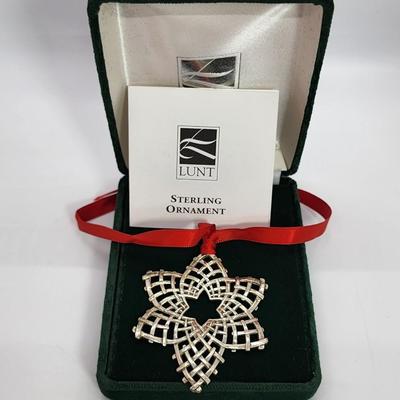 LOT 8:: 2001 Lunt Sterling Silver Snowflake in Original Case - 15g