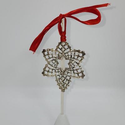 LOT 8:: 2001 Lunt Sterling Silver Snowflake in Original Case - 15g