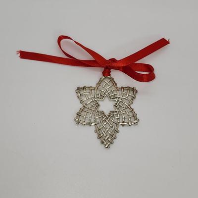 LOT 8:: 2001 Lunt Sterling Silver Snowflake in Original Case - 15g