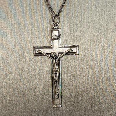 LOT 9:: 6.1g Vintage Sterling Silver Crucifix Cross 20"L chain