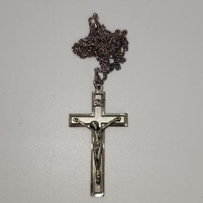 LOT 9:: 6.1g Vintage Sterling Silver Crucifix Cross 20"L chain