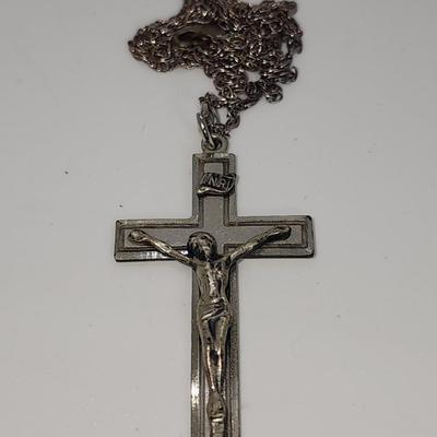 LOT 9:: 6.1g Vintage Sterling Silver Crucifix Cross 20"L chain
