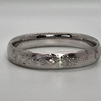 LOT 10:: 15.3g Vintage Sterling Silver Hinged Etched Bangle Bracelet signed H.F.B.