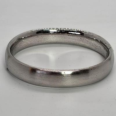 LOT 10:: 15.3g Vintage Sterling Silver Hinged Etched Bangle Bracelet signed H.F.B.