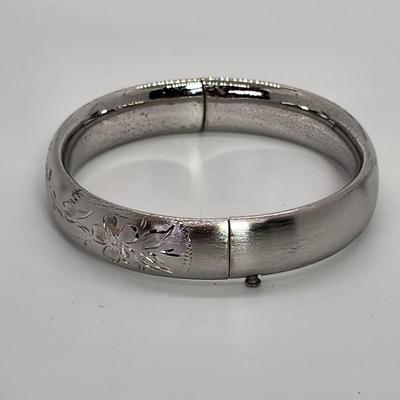 LOT 10:: 15.3g Vintage Sterling Silver Hinged Etched Bangle Bracelet signed H.F.B.