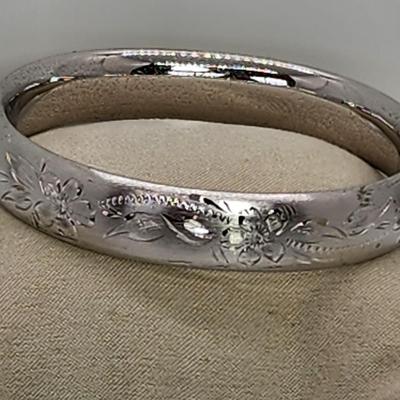 LOT 10:: 15.3g Vintage Sterling Silver Hinged Etched Bangle Bracelet signed H.F.B.