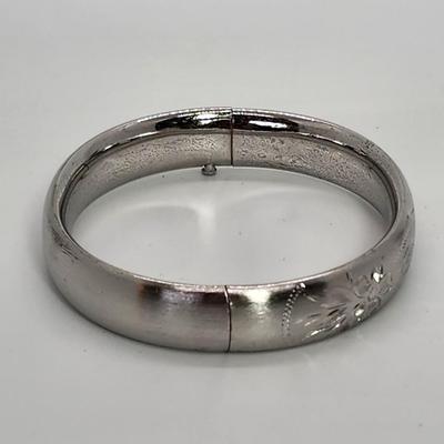 LOT 10:: 15.3g Vintage Sterling Silver Hinged Etched Bangle Bracelet signed H.F.B.