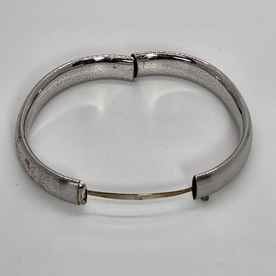 LOT 10:: 15.3g Vintage Sterling Silver Hinged Etched Bangle Bracelet signed H.F.B.