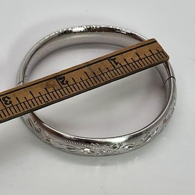 LOT 10:: 15.3g Vintage Sterling Silver Hinged Etched Bangle Bracelet signed H.F.B.