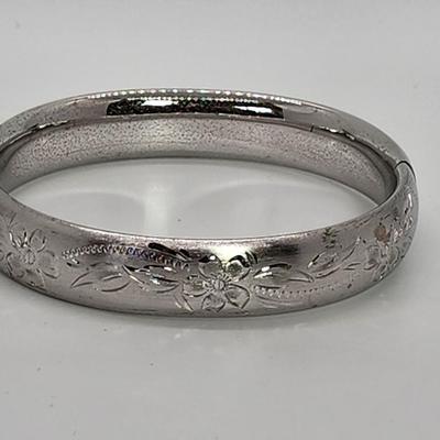 LOT 10:: 15.3g Vintage Sterling Silver Hinged Etched Bangle Bracelet signed H.F.B.