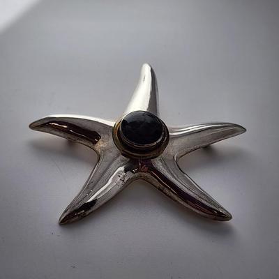 LOT 18:: Vintage Big Bold Beautiful Taxco Mexico Starfish Brooch Black Onyx center with gold vermeil highlights 18gtw