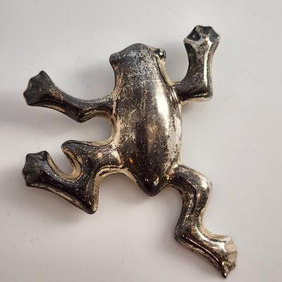 LOT 20:: Vintage Sterling Silver 925 Huge Frog Brooch 20.6g