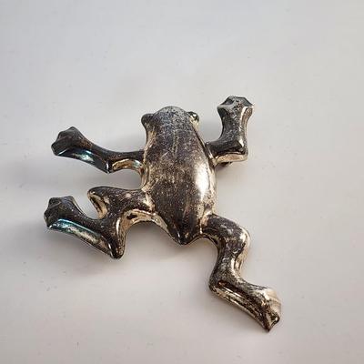 LOT 20:: Vintage Sterling Silver 925 Huge Frog Brooch 20.6g