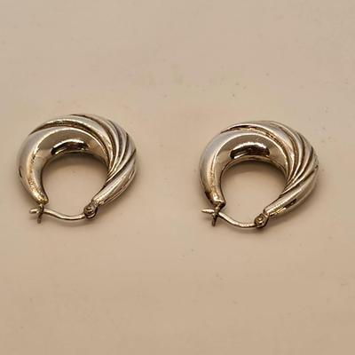 LOT 21:: 3 pairs of Vintage Sterling Silver 925 Pierced Earrings 13.2g