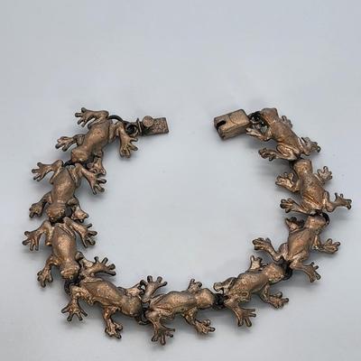 LOT 28:: 36.5g Sterling Silver 925 Frog Bracelet